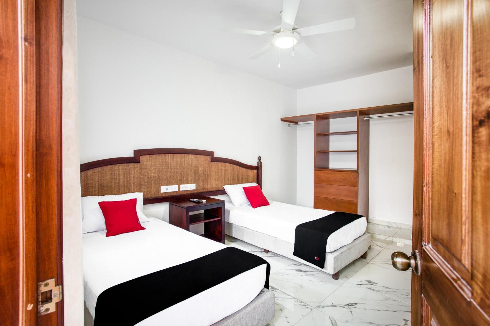 Capital O Hotel Yukon Плая дел Кармен Екстериор снимка