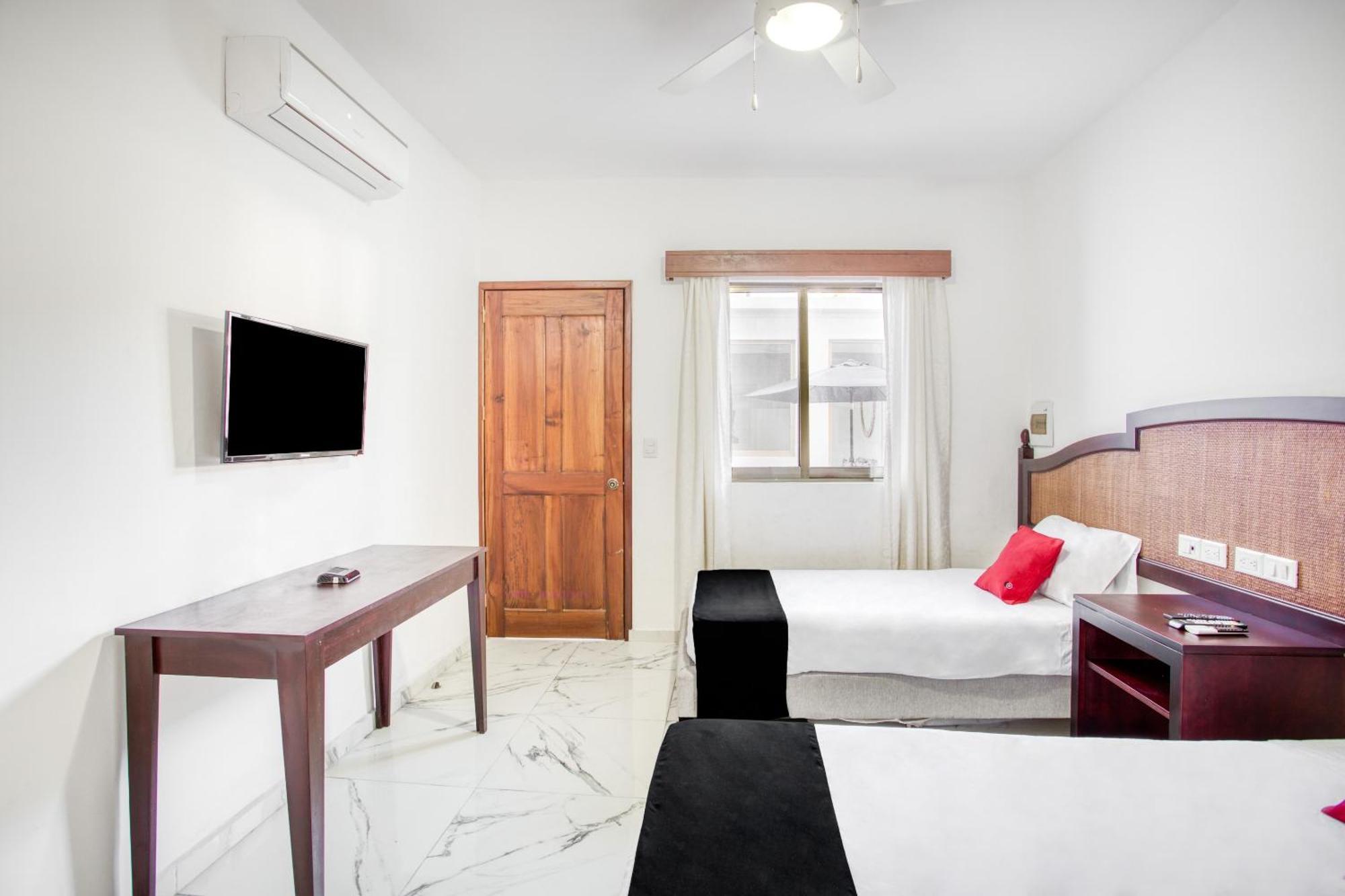 Capital O Hotel Yukon Плая дел Кармен Екстериор снимка