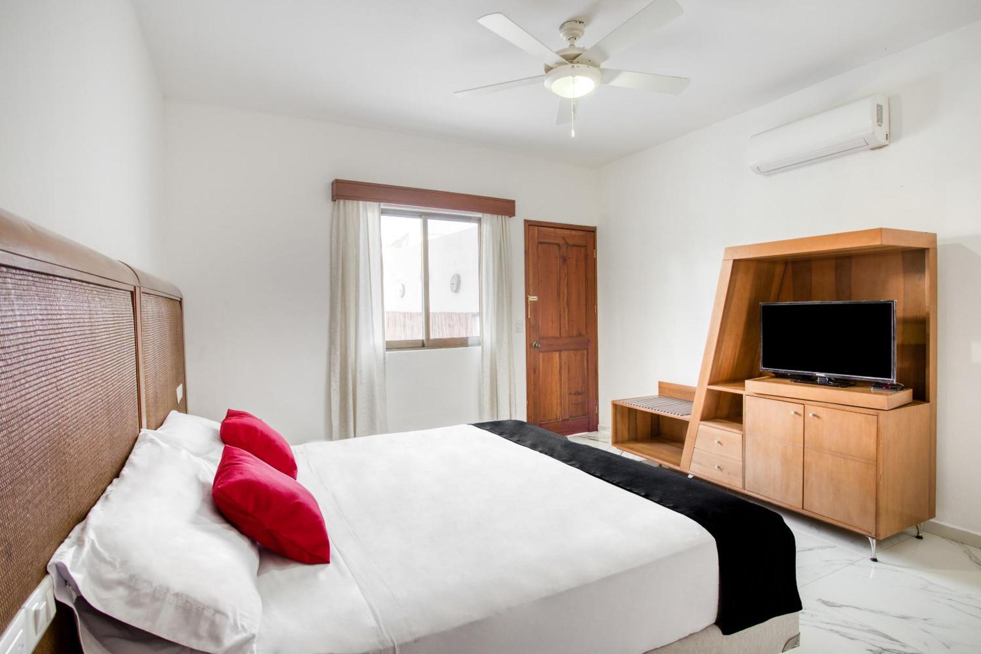 Capital O Hotel Yukon Плая дел Кармен Екстериор снимка